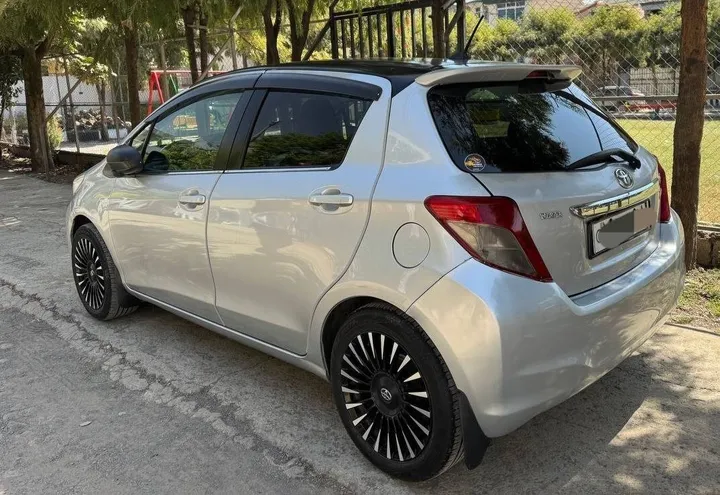 Toyota Yaris Compact 2012 – photo 3
