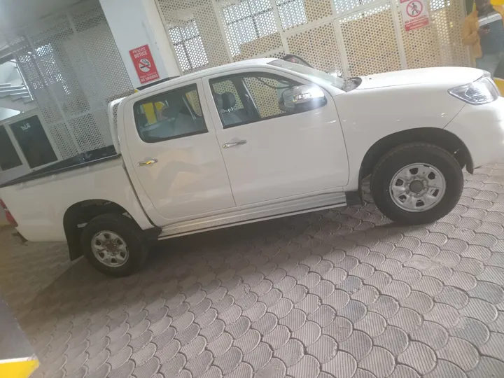 Toyota Hilux 2013 Manual Pickup – photo 8