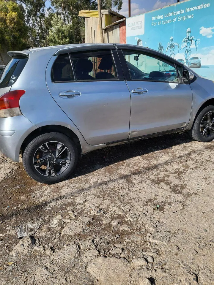 Toyota Yaris Compact 2010 Automatic – photo 3