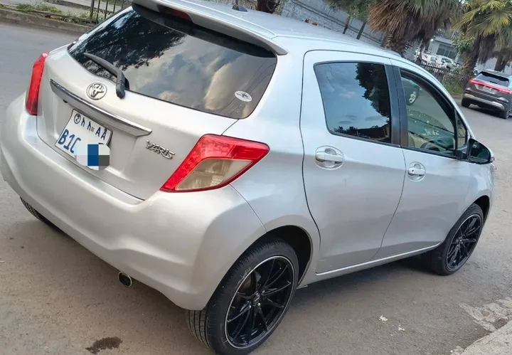 Toyota Yaris Compact 2012 Automatic – photo 4