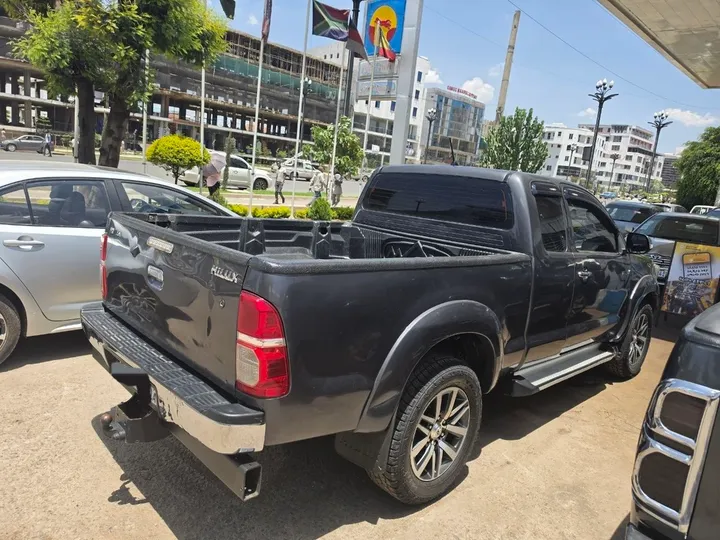 Toyota Hilux King Cab Pickup – photo 4