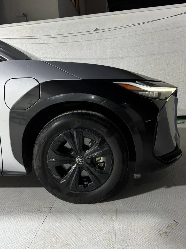 2023 Toyota bZ4X 2WD – photo 4
