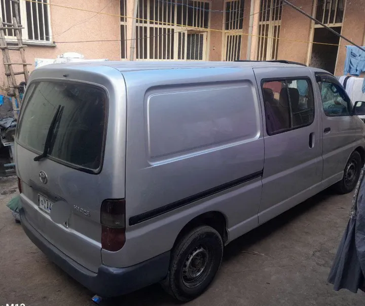 Toyota D-4D Van 2003 Manual – photo 3