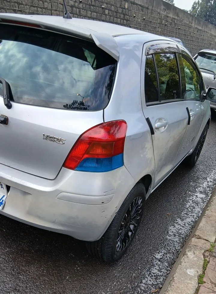 Toyota Yaris Compact 2010 – photo 3
