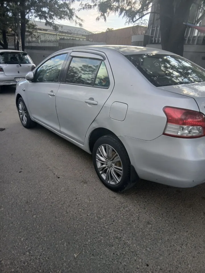 Toyota Yaris Sedan 2010 – photo 3