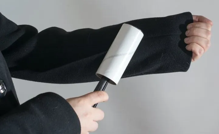 Lint Roller with Replaceable Sticker – photo 3
