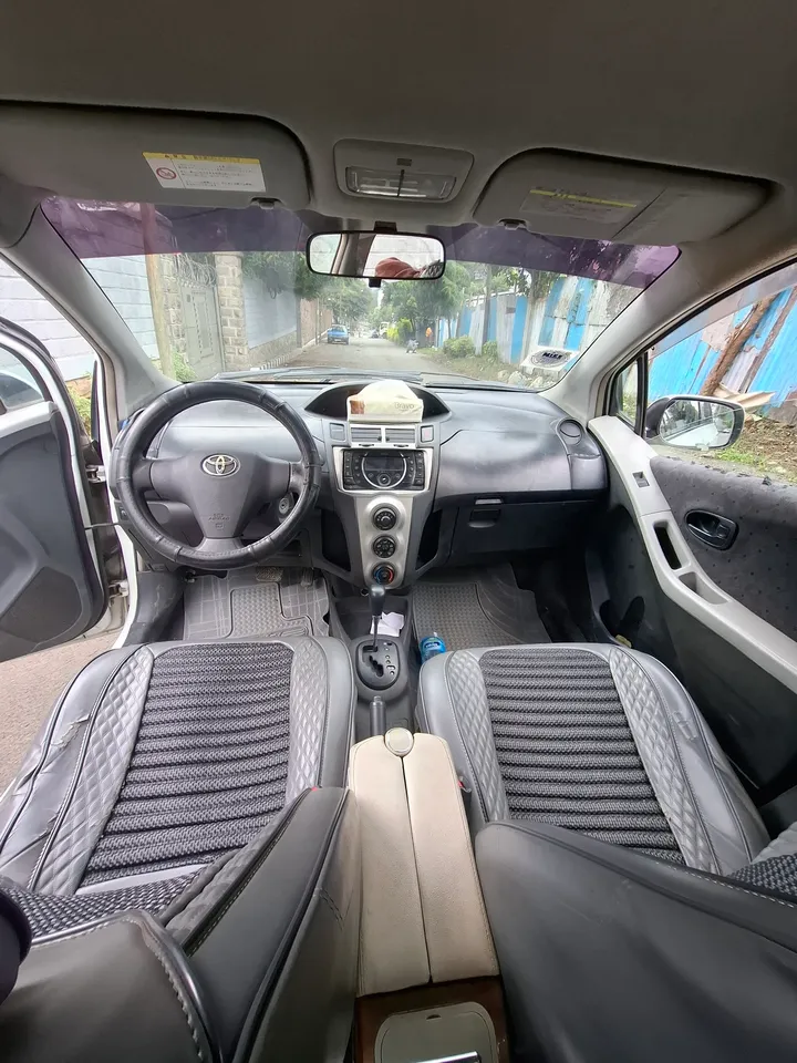 Toyota Yaris Compact 2010 – photo 3