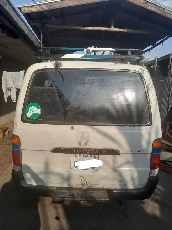 Toyota White Van 2004 – photo 9