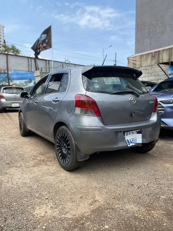 Toyota Yaris Compact 2010 – photo 3