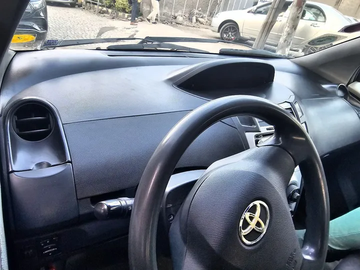 Toyota Yaris Compact 2010 – photo 4