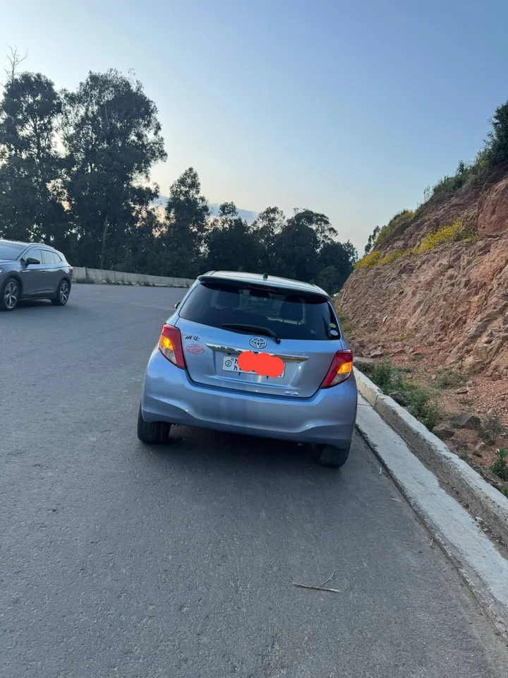 Toyota Yaris Compact 2013 Automatic – photo 3