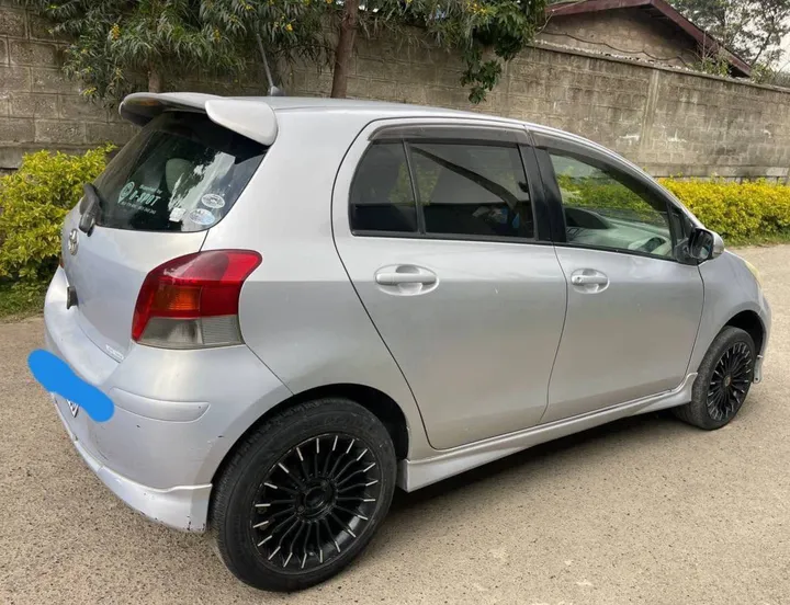 Toyota Yaris Compact 2010 Automatic – photo 3