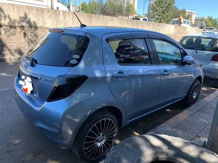 Toyota Yaris Compact 2012 Automatic – photo 3