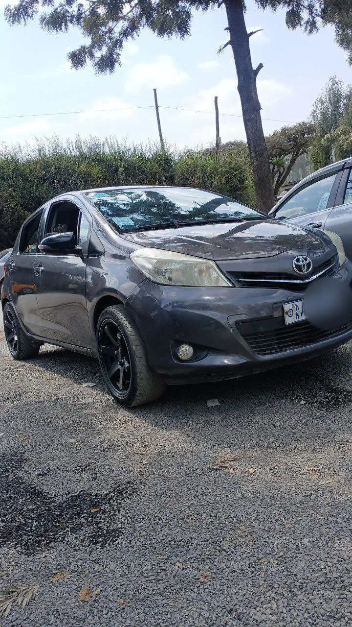 Toyota Yaris Compact 2012 – photo 5
