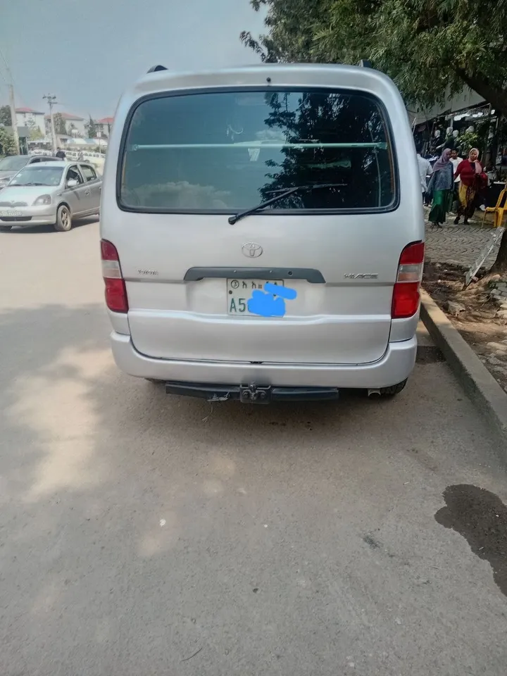 Silver Toyota Van 2011 – photo 7