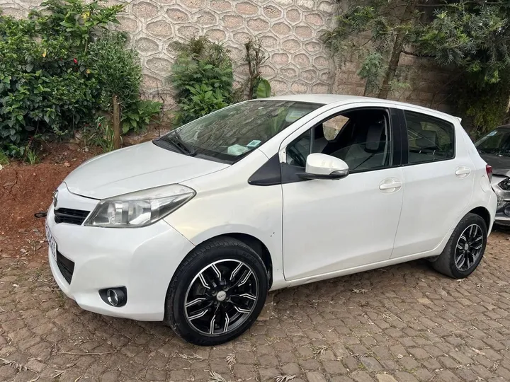 Toyota Yaris Compact 2012 Automatic – photo 6