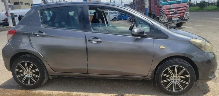 Toyota Yaris Compact 2012 Automatic – photo 3