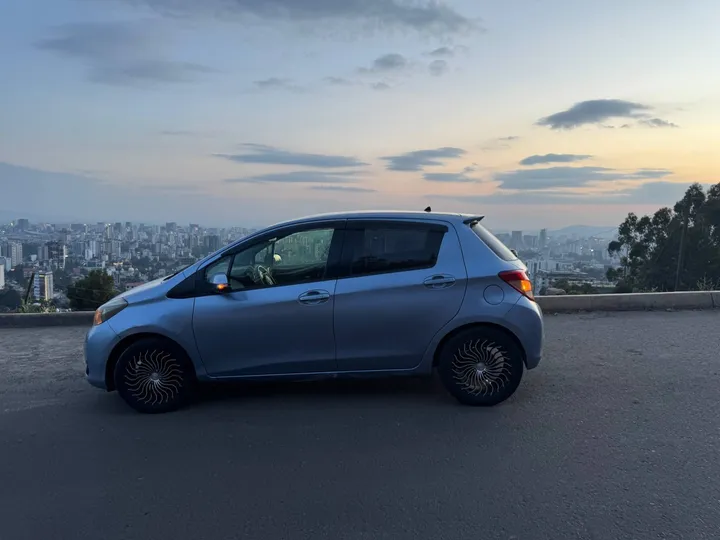 Toyota Yaris Compact 2013 Automatic – photo 4