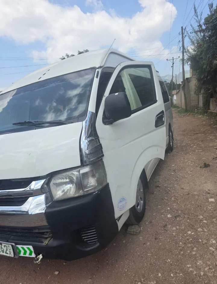 Toyota Hiace Highroof 2016 Manual – photo 3