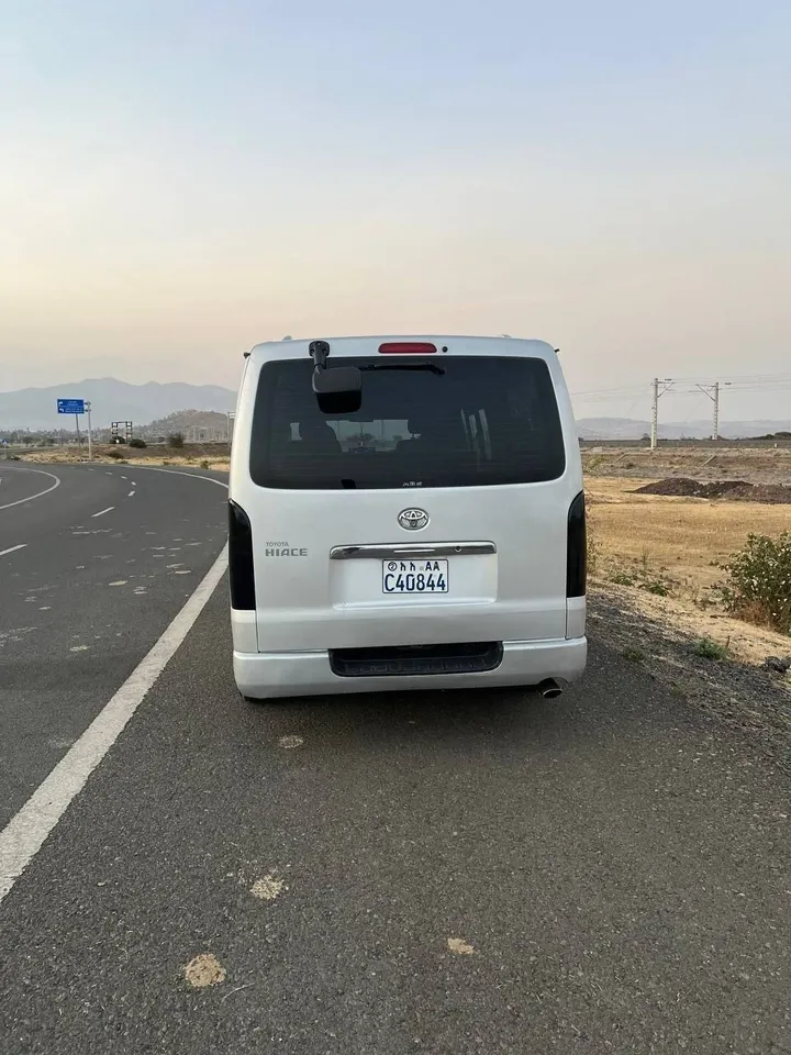 Toyota Hiace Van 2007 – photo 3