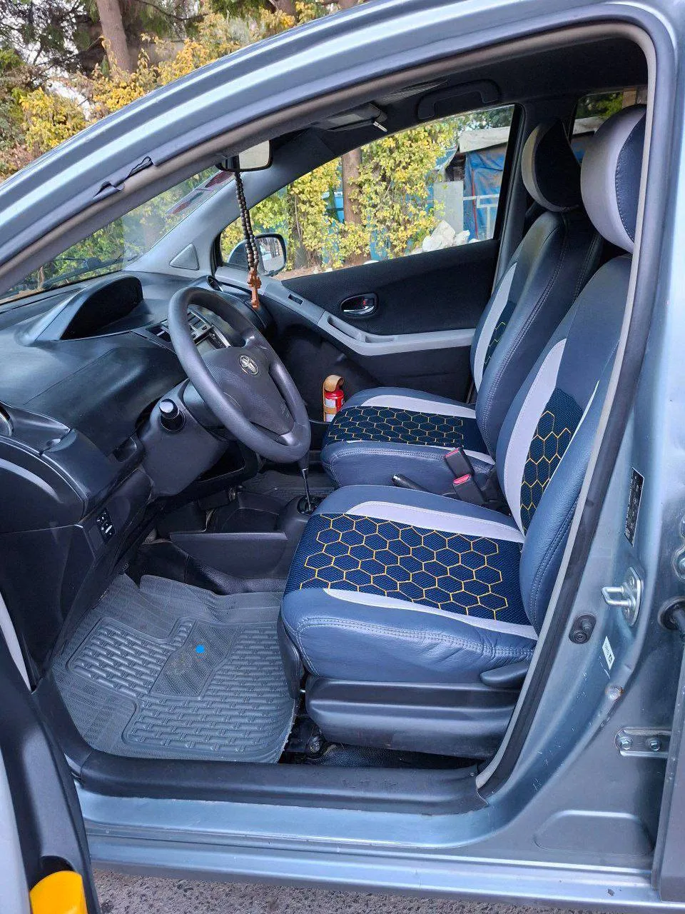 Toyota Yaris Compact 2010 – photo 3