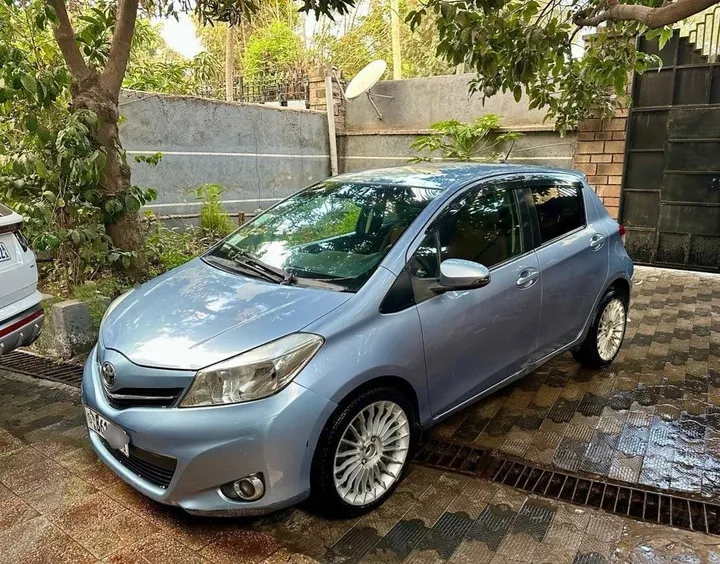 Toyota Yaris Compact 2011 – photo 3