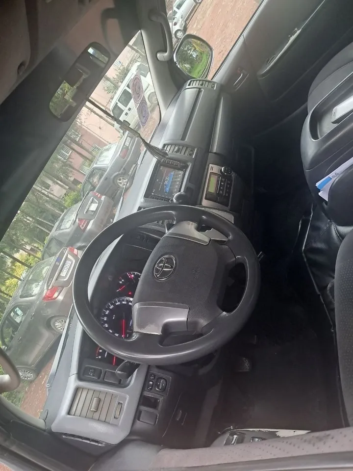 Toyota Hiace Super GL Van – photo 5