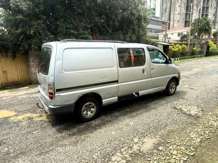 Toyota D4D 2005 Manual Van – photo 3