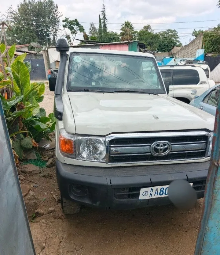 Toyota Land Cruiser Pickup 2015 Manual – photo 4