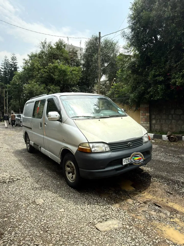 Toyota D4D 2005 Manual Van – photo 4