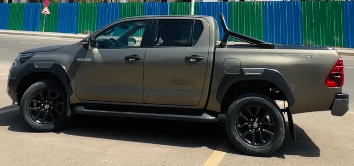 Toyota Hilux Invincible Double Cab – photo 5