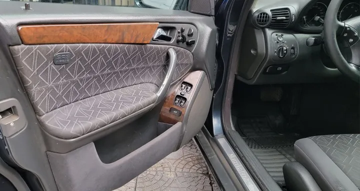Mercedes Benz C240 2002 Automatic – photo 4