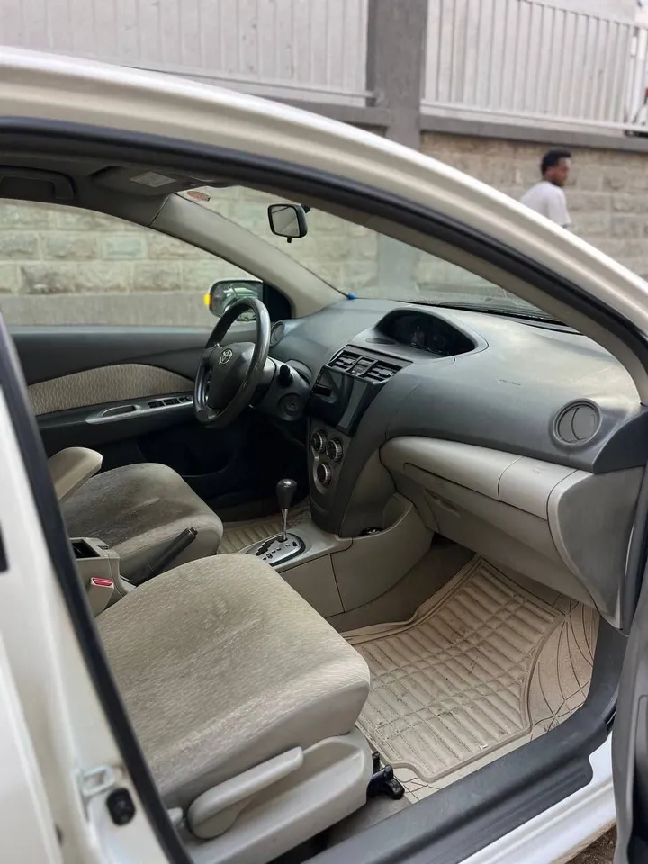 Toyota Yaris Sedan 2010 Automatic – photo 3