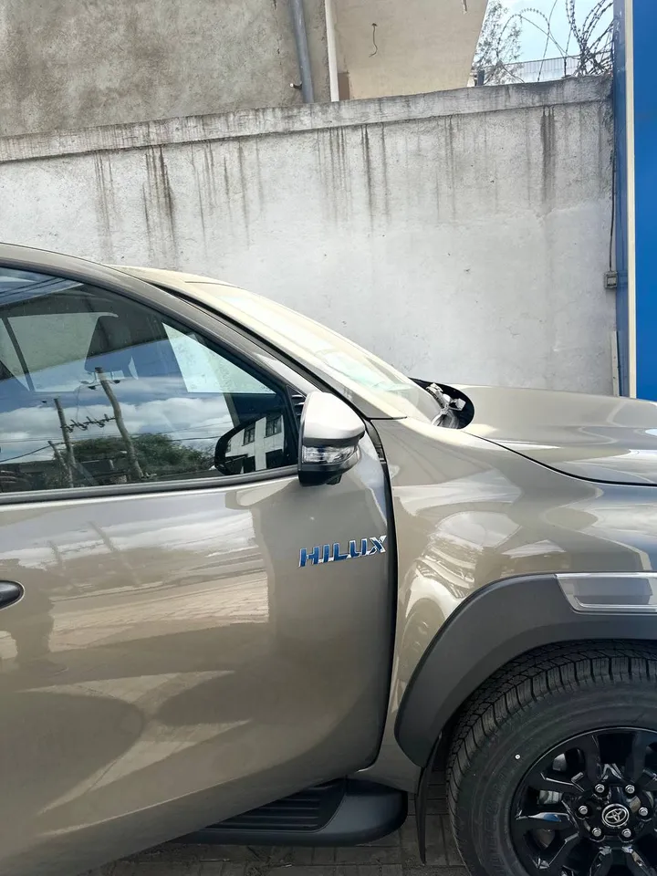 Toyota Hilux Invincible Hybrid 2025 – photo 4