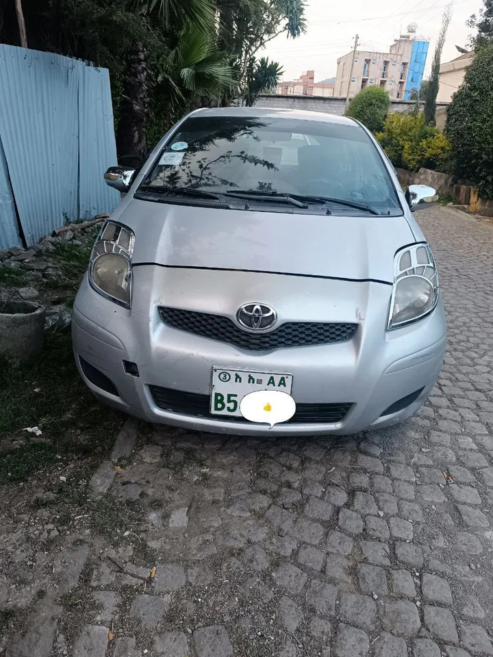 Toyota Yaris Compact 2009 – photo 4