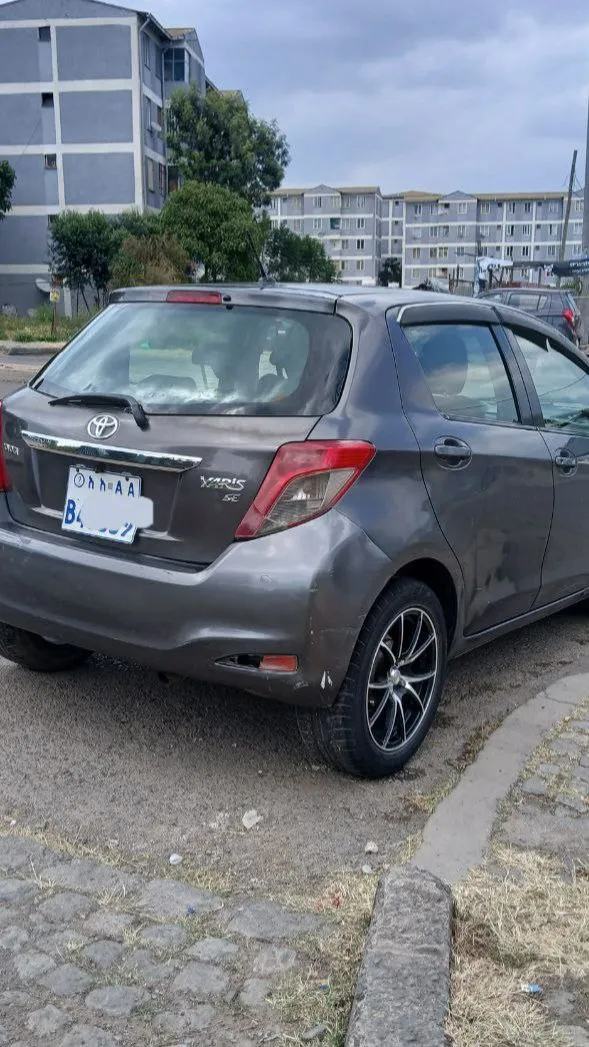 Toyota Yaris Compact 2013 Automatic – photo 3