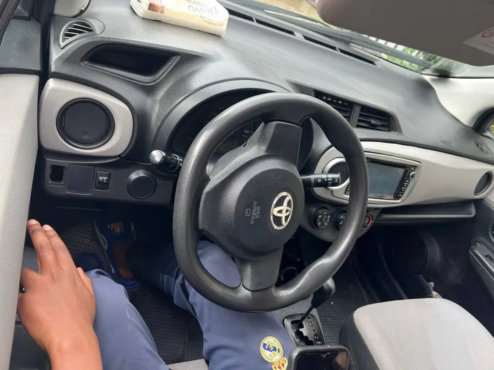 Toyota Yaris Compact 2012 Automatic – photo 4