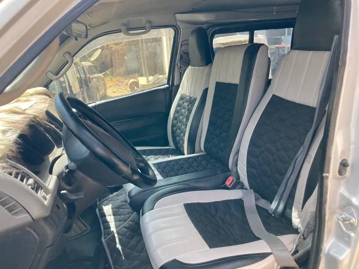 Toyota Hiace 2006 Automatic Van – photo 9