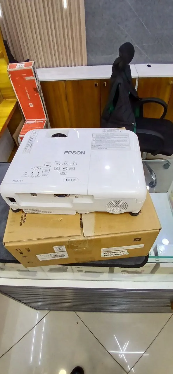 Epson EB-E01 Projector – photo 3