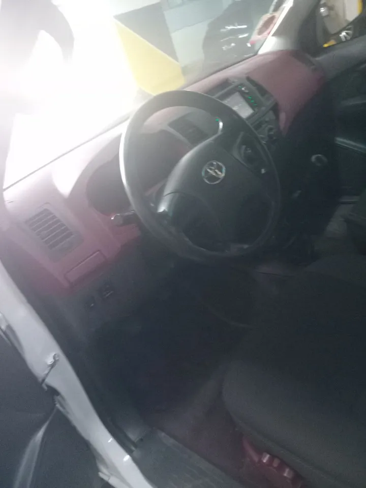 Toyota Hilux 2013 Manual Pickup – photo 3