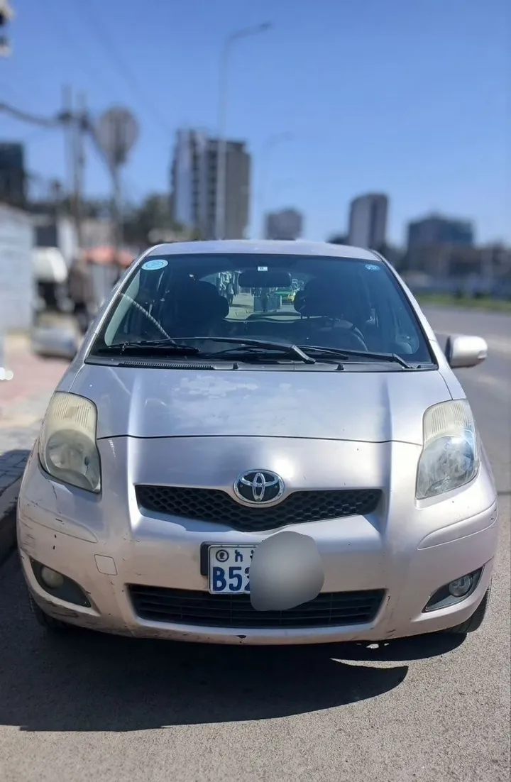 Toyota Yaris Compact 2010 Automatic – photo 3