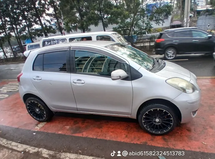 Toyota Yaris Compact 2010 Automatic – photo 4