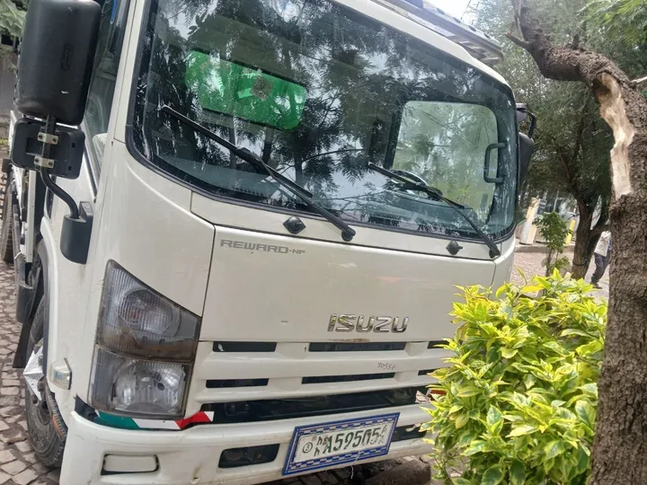 2017 Isuzu Cargo Truck – photo 3