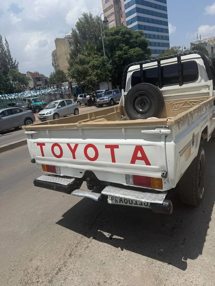Toyota Land Cruiser Pickup 2015 – photo 3