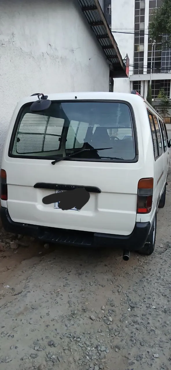 Toyota Hiace 5L Van – photo 4
