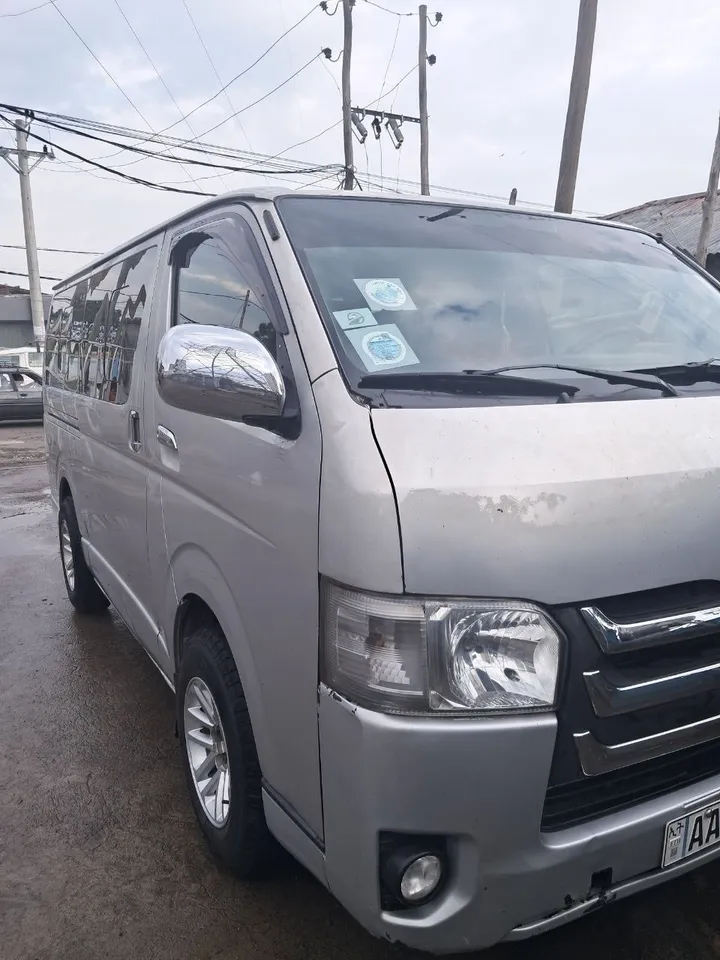 Toyota Hiace Super GL Van – photo 6