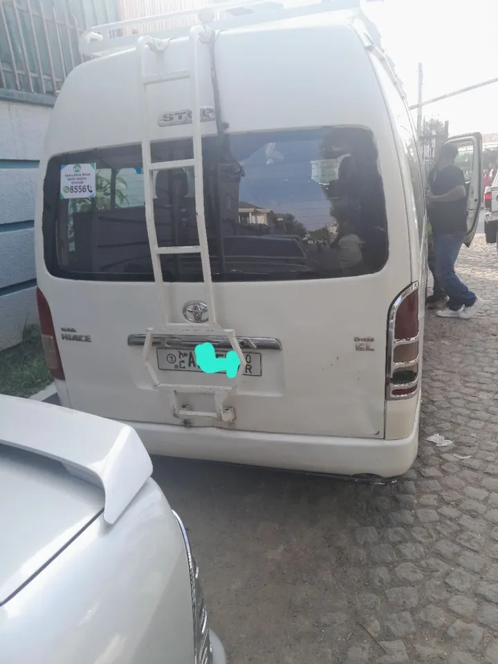Toyota Hiace White Van – photo 3