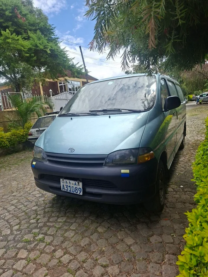1997 Toyota Hiace 2L Manual Van – photo 3