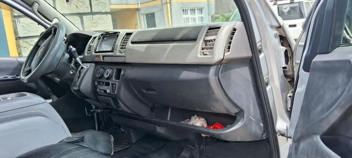Toyota Hiace 2007 Automatic Van – photo 5
