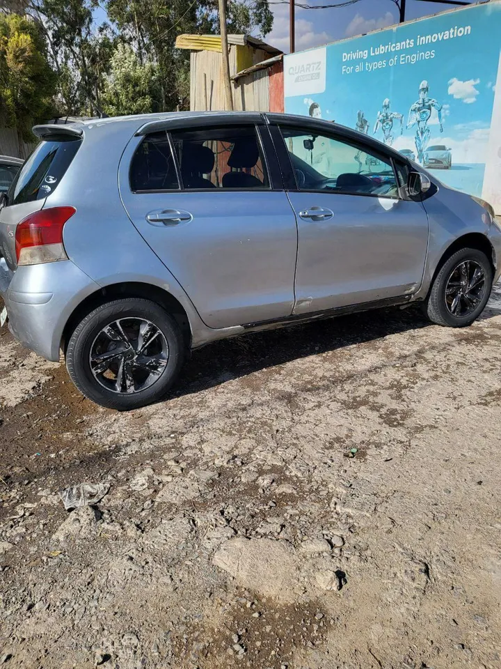 Toyota Yaris Compact 2010 Automatic – photo 4